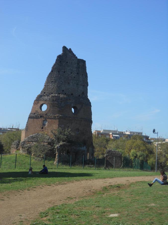 Tourist Viola Ai Gordiani Rom